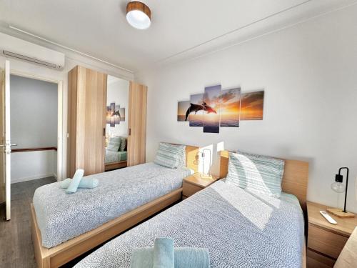 1 Schlafzimmer mit 2 Betten und einem Fenster in der Unterkunft Caparica Villa blue beach in Costa da Caparica