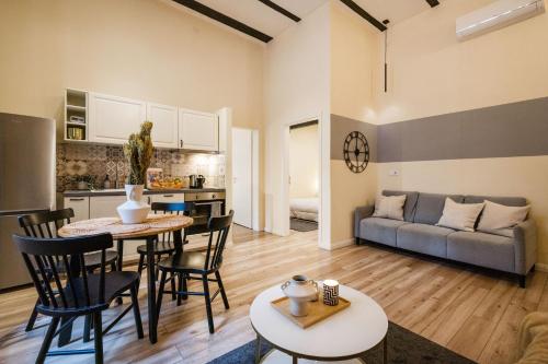 Experience City Nightlife from a Sleek Lavish Pad 1061 Budapest, 12 Dalszínház utca kép - 3
