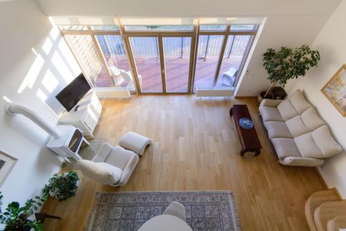 uma vista superior de uma sala de estar com mobiliário em The best apartment in Trakai! Retreat! Rejuvenate! Rent with Ease! em Trakai