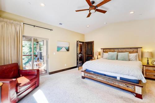 - une chambre avec un grand lit et un canapé dans l'établissement Pooewin Place, à South Lake Tahoe