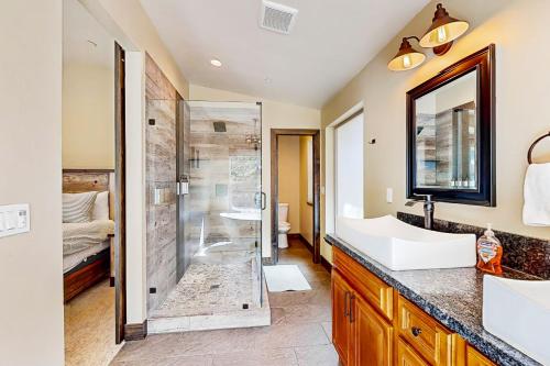 y baño con ducha, lavabo y aseo. en Pooewin Place, en South Lake Tahoe