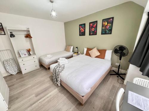 a small bedroom with a bed and a desk at Charming Studio 30min to Central London in London