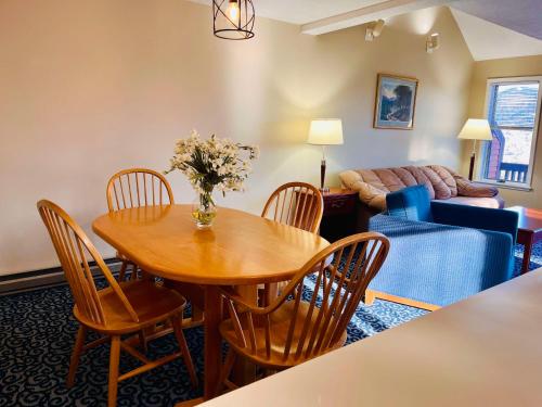 uma sala de estar com uma mesa e cadeiras e um sofá em Nordic Village Condominium Resort em Jackson