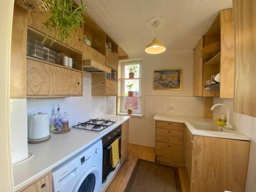 Køkken eller tekøkken på 2 bed with garden near city centre & beach, free parking