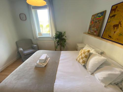 En eller flere senge i et værelse på 2 bed with garden near city centre & beach, free parking
