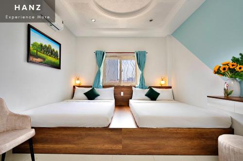 Un pat sau paturi într-o cameră la HANZ Vivian Hotel De Tham Street