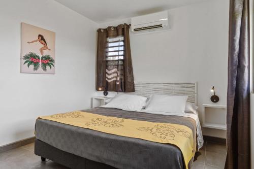 Schlafzimmer mit einem Bett und einem Fenster in der Unterkunft Magie de Moorea Serenite in Temae