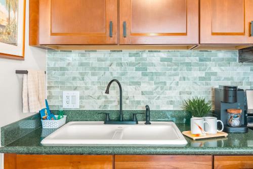 Stylish Stay at Waikiki, Close to Beach, Parking_3