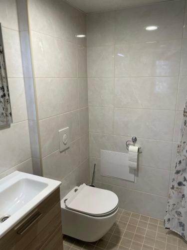 une salle de bain avec des toilettes blanches et un lavabo dans l'établissement Ankur kortermajutus, à Mustvee