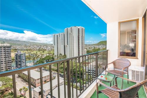 檀香山Stylish Stay at Waikiki, Close to Beach, Parking的市景阳台(带椅子)