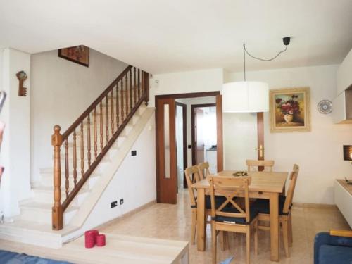 ein Esszimmer mit einem Tisch und einer Treppe in der Unterkunft Casa en Malgrat, cerca de la playa in Malgrat de Mar