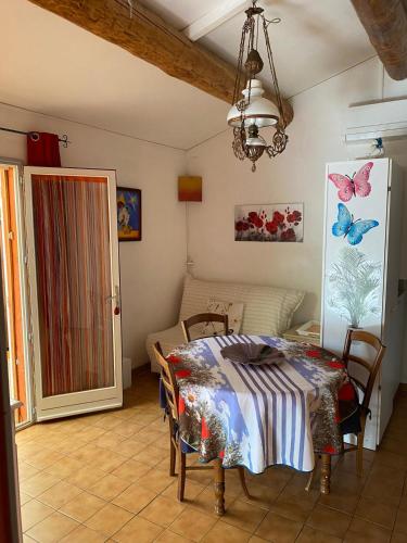 une salle à manger avec une table et des papillons sur le mur dans l'établissement Maison des anges, à Villars