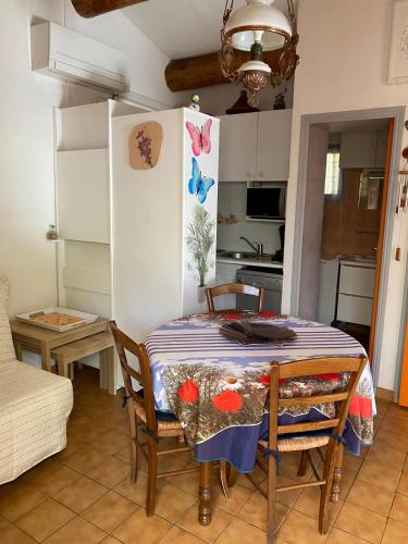 une cuisine avec une table et des chaises dans une pièce dans l'établissement Maison des anges, à Villars