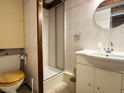 une salle de bain avec un lavabo, des toilettes et une douche dans l'établissement Maison T3 Mézzanine à 1 km de la plage – Terrasse privée, BBQ, parking, animaux admis, près commerces - FR-1-705-69, aux Mathes