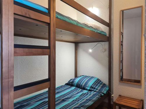 une chambre avec un lit superposé et un miroir dans l'établissement Studio cabine, piscine, parking privé, proche plage et port - Cap d'Agde - FR-1-249-412, au Cap d'Agde