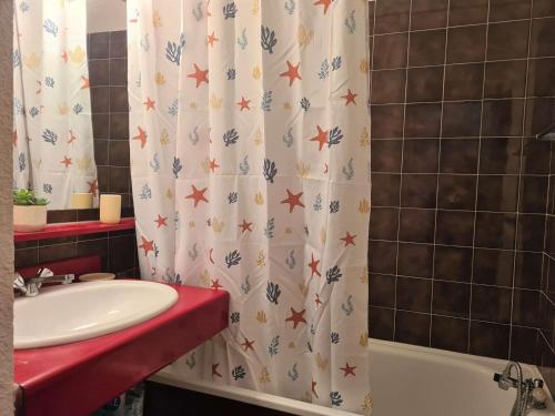 une salle de bain avec un lavabo et un rideau de douche dans l'établissement Studio cabine, piscine, parking privé, proche plage et port - Cap d'Agde - FR-1-249-412, au Cap d'Agde