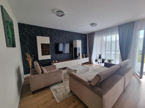 een woonkamer met twee banken en een tv bij Anca House in Baia Mare