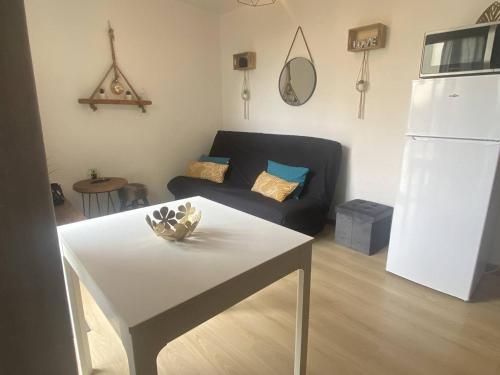 un salon avec un canapé et une table dans l'établissement Appartement rénové en bord de mer avec terrasse, accès direct à la plage, parking privé, WIFI - FR-1-782-62, au Barcarès