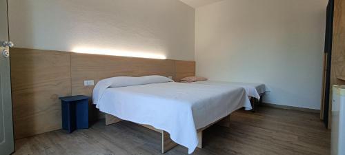 a hospital room with two beds and a wall at Agriturismo Sa Pramma in Santa Maria la Palma