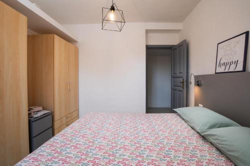 una camera con un letto e un comò di A due passi dal mare a Cannigione