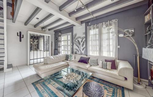 un salon avec un canapé et une table en verre dans l'établissement Cozy Home In Angresse, à Angresse