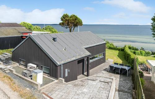 Una vista aérea de un edificio con el océano al fondo. en Awesome Home In Hejls, en Hejls