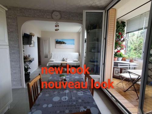 Cette chambre comprend une table à manger et un salon. dans l'établissement Médipôle T2 avec un garage gratuit sur place, 16min à centre ville Lyon en métro A, à Villeurbanne