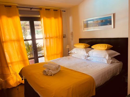 - une chambre avec un lit muni d'un camion-jouets dans l'établissement Maison AdriAnna, à Vedène