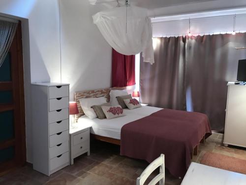 um quarto com uma cama, uma cómoda e uma janela em Casa Goro Formentera em Playa Migjorn