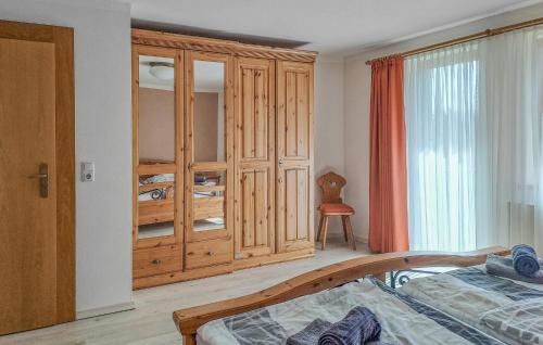 Schlafzimmer mit einem Bett und einem Holzschrank in der Unterkunft Ferienhaus Bahnhaus K in Regenhütte