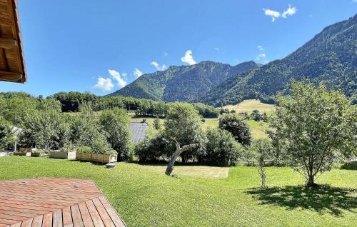 Elle offre une vue sur un jardin avec des montagnes en arrière-plan. dans l'établissement Chez Barthoux, à Seythenex
