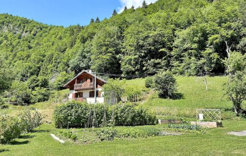 une maison au milieu d'un champ dans l'établissement Chez Barthoux, à Seythenex