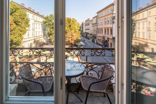 リヴィウにあるLviv Apartmentsの景色を望むバルコニー(テーブル、椅子付)が備わります。