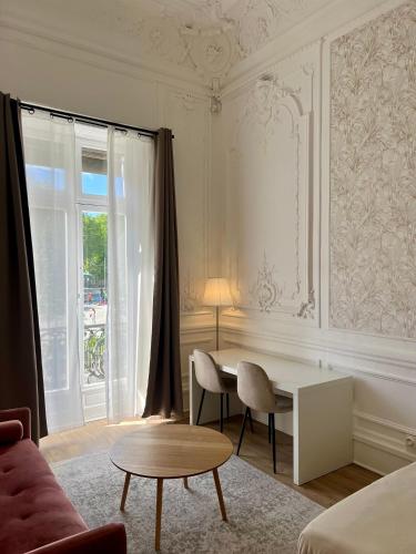 - un salon avec un bureau et une fenêtre dans l'établissement Maison EL&AR - Place de la Comédie, Wifi, à Montpellier