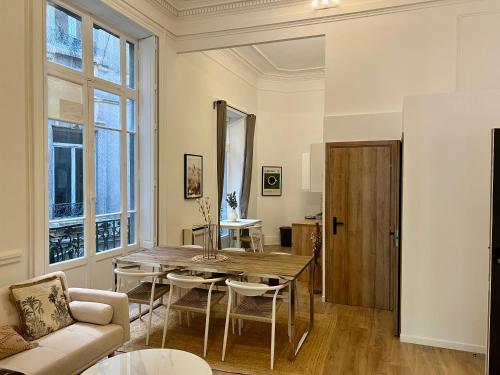 a dining room with a table and chairs at Maison EL&AR - Place de la Comédie, Wifi in Montpellier