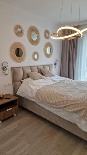 a bedroom with a bed with mirrors on the wall at Appartment Chindia Lake in Târgovişte