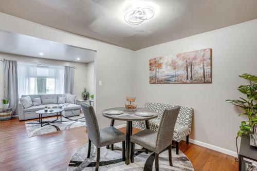 Posezení v ubytování Charming Willow Grove Home with Patio and Fire Pit!