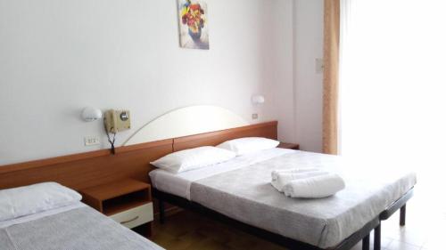 En eller flere senge i et værelse på Hotel Meeting