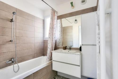 une salle de bain avec une baignoire, un lavabo et une douche dans l'établissement Appartement T3 climatisé avec piscine et plages à pied, à Saint-Raphaël