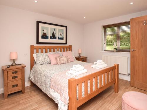 een slaapkamer met een bed met twee handdoeken erop bij 2 bed property in Stanton-By-Bridge 78582 