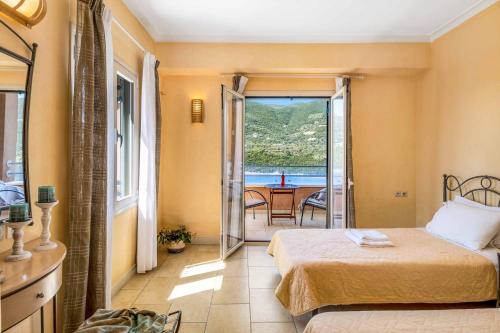 1 dormitorio con 1 cama y balcón con mesa en Villa Pisti, en Sivota