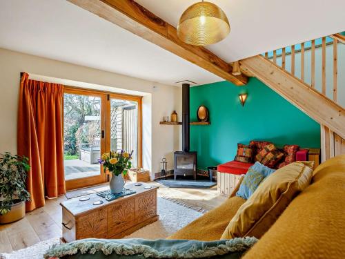 uma sala de estar com um sofá e uma parede verde em 1 Bed in Barnstaple 93422 em Marwood