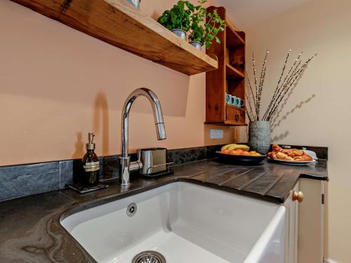 uma cozinha com um lavatório e uma taça de fruta em 1 Bed in Barnstaple 93422 em Marwood