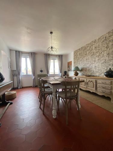 une salle à manger avec une table et des chaises dans l'établissement Maison spacieuse sur 2 étages complètement rénovée, à Marolles