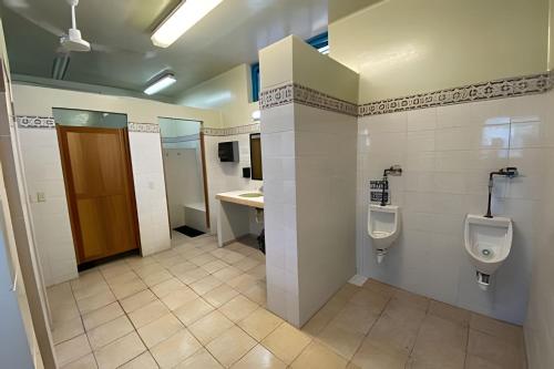 baño con 2 urinarios y lavamanos en Marina en La Paz
