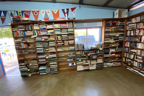 una biblioteca con estanterías de libros en la pared en Marina en La Paz