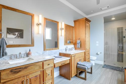 Ένα μπάνιο στο Gorgeous Granbury Lake House with Hot Tub and Dock!