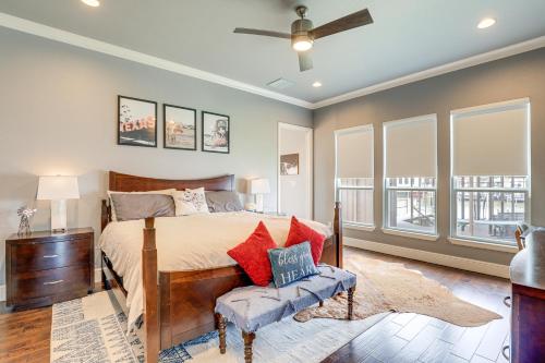 Ένα ή περισσότερα κρεβάτια σε δωμάτιο στο Gorgeous Granbury Lake House with Hot Tub and Dock!