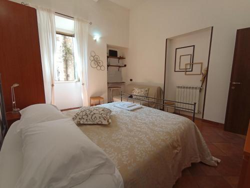 1 dormitorio con cama y ventana en al Vicolo Torlonia, en Tívoli