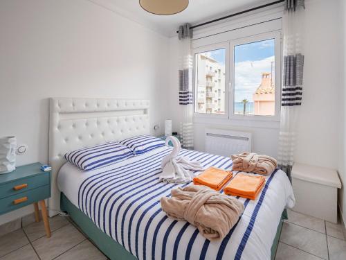 a bedroom with a bed with towels on it at T3 Vue Mer Clim Wifi Parking in Canet-en-Roussillon